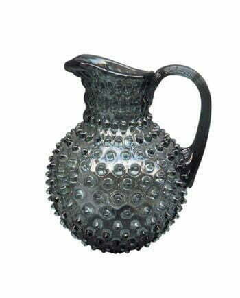 Karaff som rymmer 2 liter med ett taggigt utseende, munblåst av grått glas