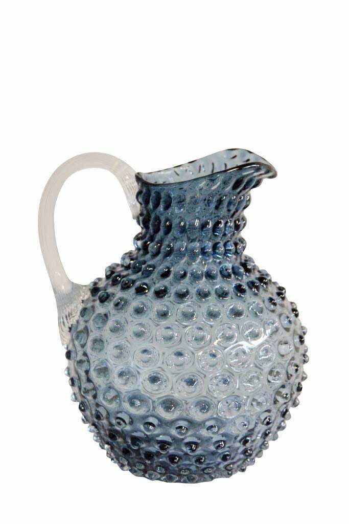 Karaff som rymmer 2 liter med ett taggigt utseende, munblåst av gråblått glas