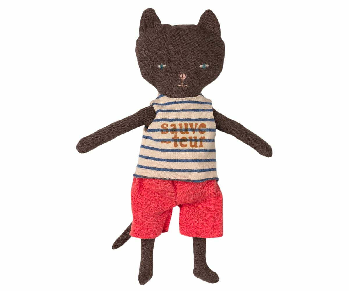 Liten fyr av papp med en katt nalle som är utrustad som badvakt.