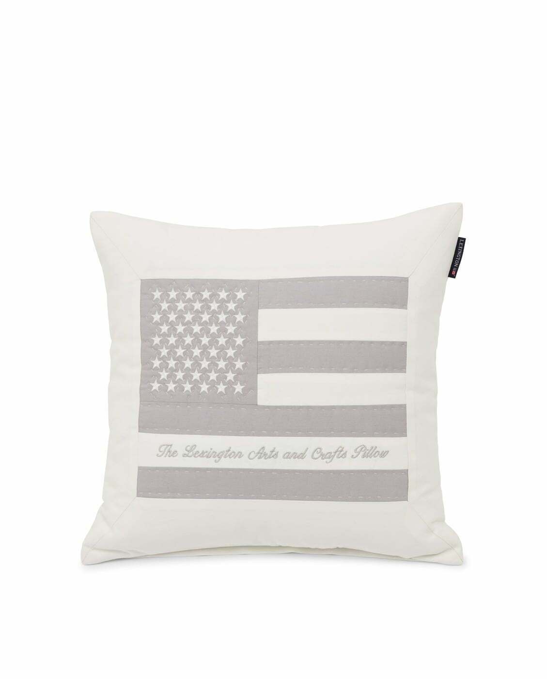 Vitt kuddfodral från Lexington med en grå flagga på framsidan. På framsidan finns även texten "The Lexington arts & crafts" broderat. Kuddfodralet är 50x50 cm stort och har en dold blixtlåsstängning i botten.