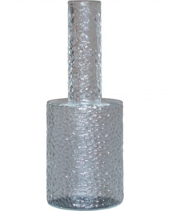 DBKD Vas Airy är en glas av strukturerat glas. Vasen har en bred botten med ett smalt rör som gör att vasen passar utmärkt åt en snittblomma eller kvist.