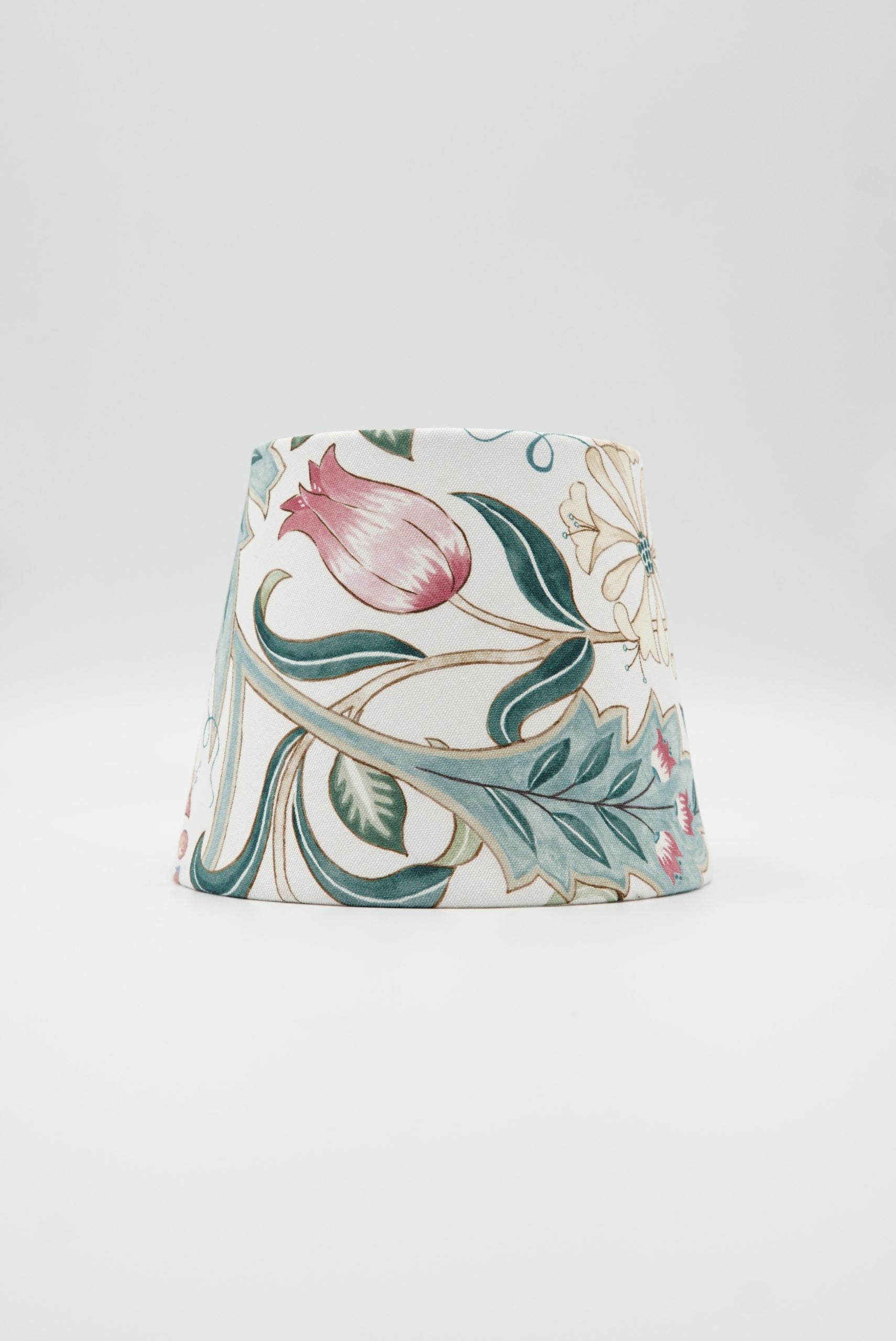 Lampskärm med tyg från William Morris. Tyget heter Wilhelmina Ivory och har en vit botten med ett vackert mönster av blommor och blad i turkost, grönt, beige och rosa.