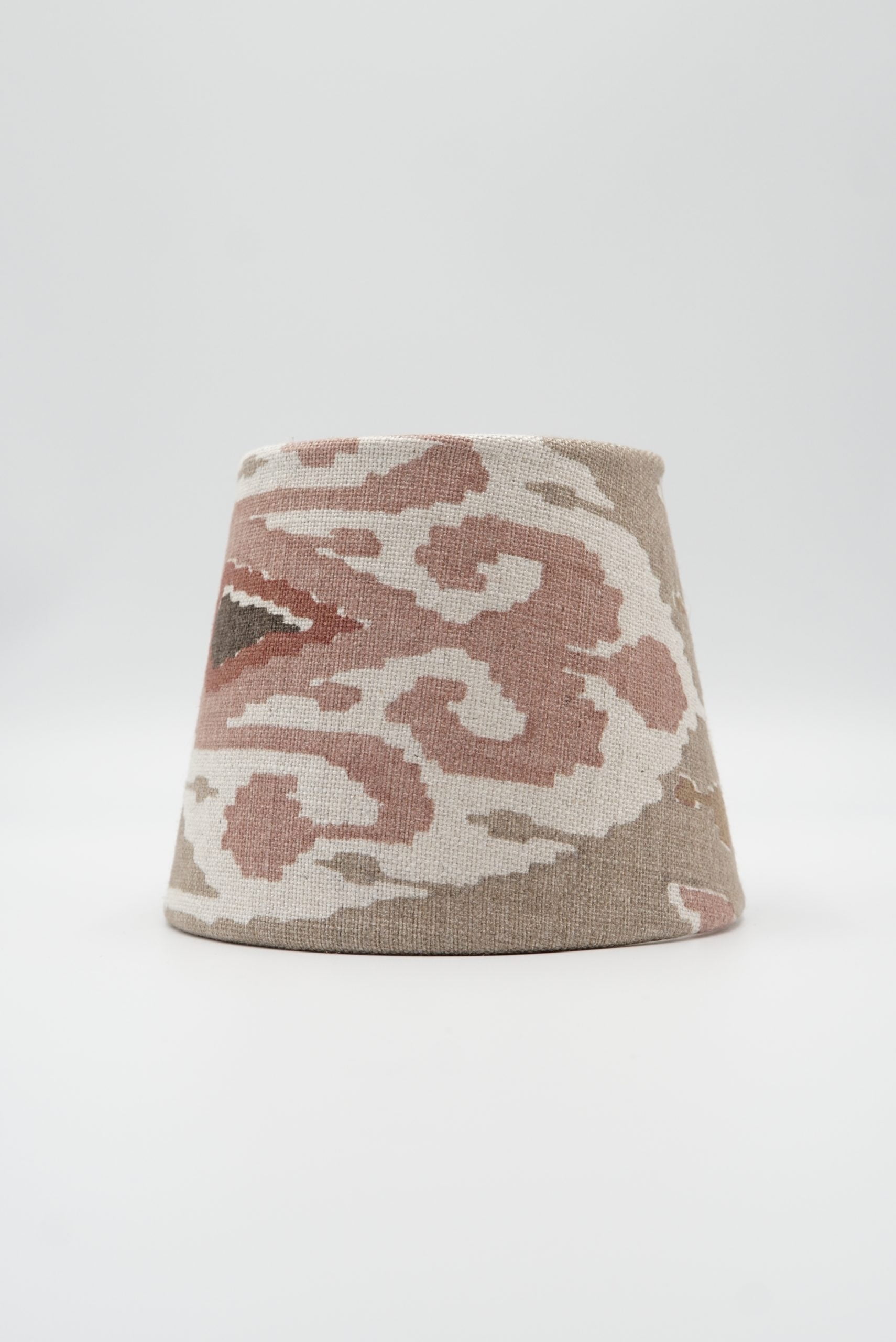 Lampskärm med tyg från GP & J Baker. Mönstret heter Ikat Bokhara och har en beige botten med mönster i brunt, vitt, beige och rostrött.