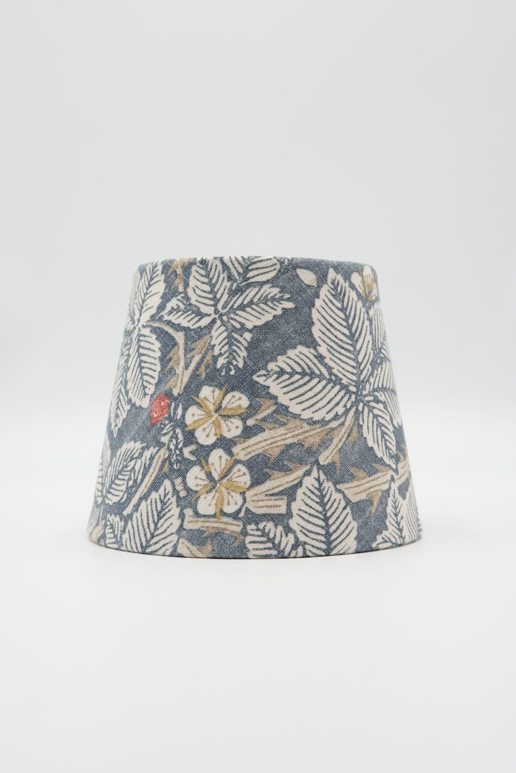 Lampskärm med ett William morris tyg på. Mönstret heter bramble och har en blå botten med björnbär och blad i beige grönt och gult.