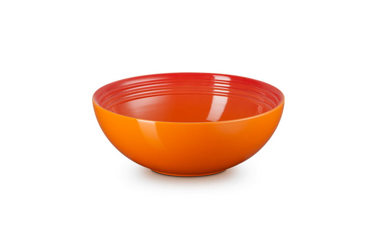 Skål av stengods från Le Creuset i färgen vulkan som är en orange-röd färg. Skålen tål både micro, frys, ugn och diskmaskin. Skålen har tre dekorativa ringar inuti.