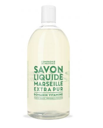 Tvål i refillflaska av plast från Savon de marseille. Flaskan är genomskinlig med grön text och vitt lock. Tvålen är renande och återfuktande och har en frisk doft av rosmarin och grapefrukt